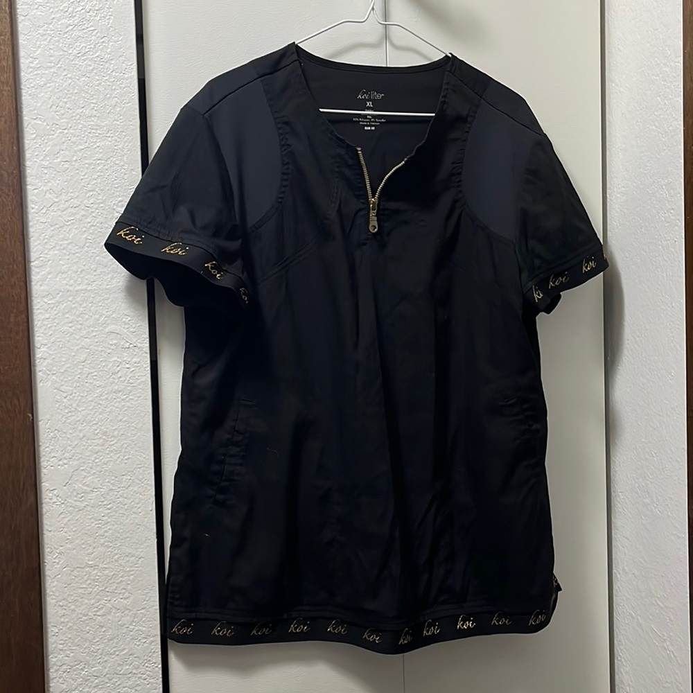 Koi lite xl scrub top black gold koi logo